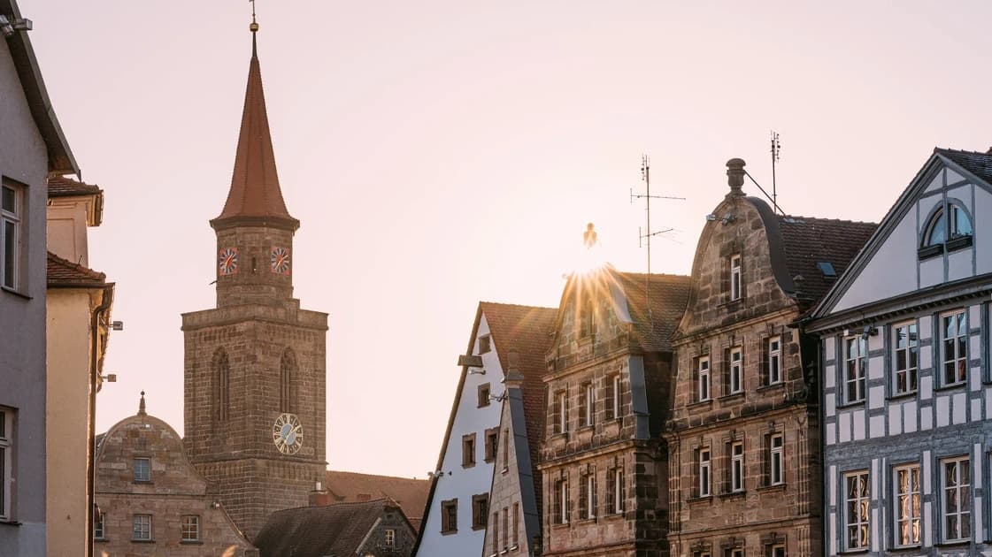Fürther Altstadt mit Michaeliskirche im Abendlicht