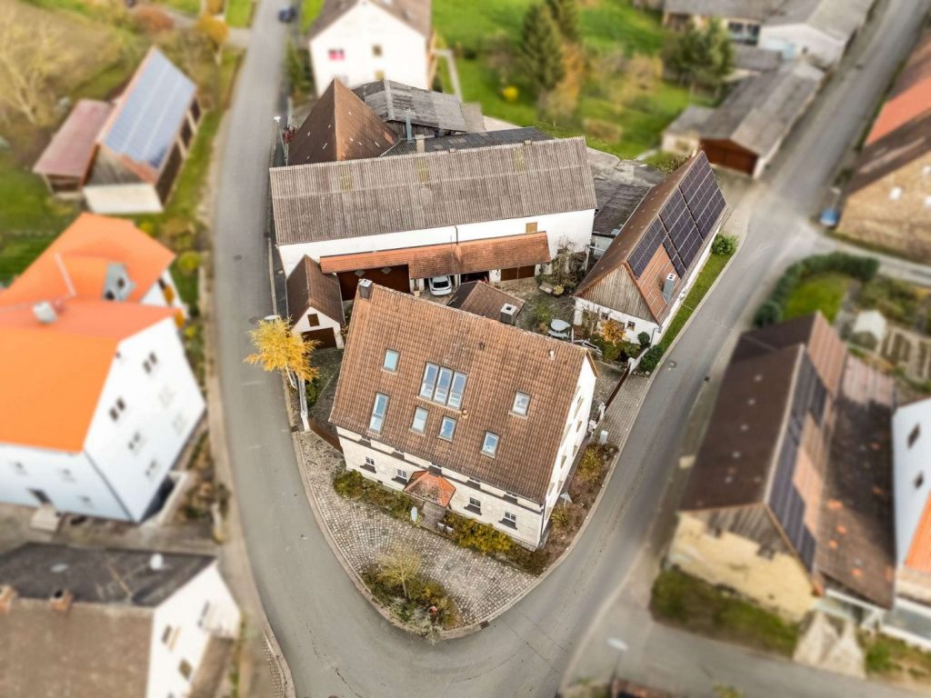 Haus mit Nebengeb&auml;uden
